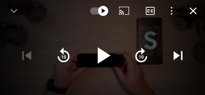 Bạn hay bị khó chịu khi phải chuyển qua lại giữa nút tạm dừng và phát trên YouTube khi xem video? Với tính năng Pause Button Fix của YouTube, hiển thị tay nơi bạn muốn sau khi bấm nút tạm dừng, giúp bạn dễ dàng điều khiển video và không bỏ lỡ bất cứ chi tiết nào trong video.