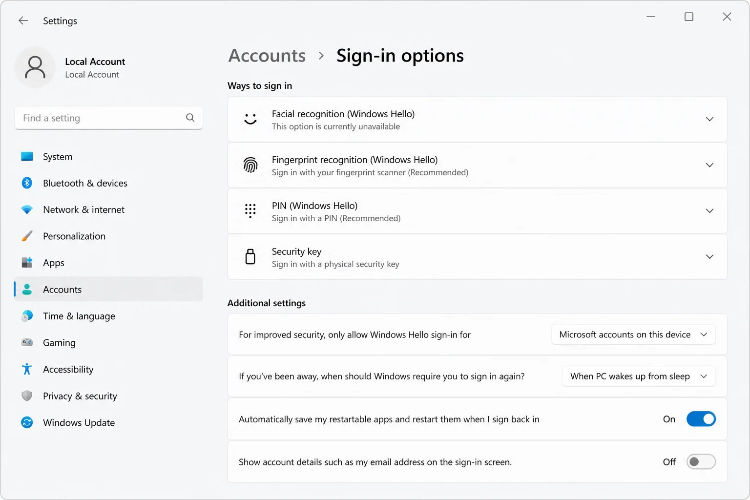 Accounts > Sign-in options showing the complete Automatically save my restartable apps and restart them when I sign back in label and its switch highlighted